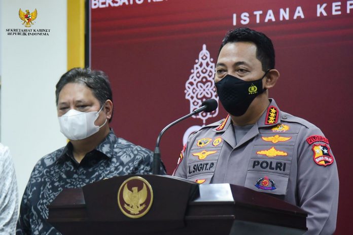 Menko Ekon Airlangga Hartarto, Mendag Muhammad Lutfi, Menperin Agus Gumiwang Kartasasmita, dan Kapolri Jenderal Listyo Sigit Prabowo memberikan keterangan pers usai Ratas, di Jakarta, Selasa (15/03/2022). (Foto: Humas Setkab/Agung)