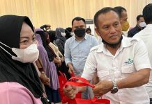 Bersama Tokoh Agama, PAKAR Sulsel Akan Bangun Ekonomi Kerakyatan Ketua MPW PAKAR Sulsel Dahlan Gege saat memberikan bantuan sembako bagi warga di kota Makassar beberapa waktu lalu.