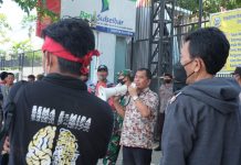 Soal PTPN XIV, Mahasiswa dan LSM Desak Gubernur Cabut Rekomendasi Bupati Enrekang Anggota Fraksi Golkar DPRD Sulsel Rahman Pina saat menerima Ratusan massa gabungan dari kabupaten Enrekang yang mendatangi gedung DPRD Sulsel. Rabu, (16/3)