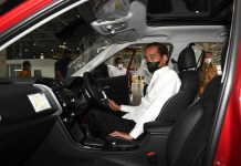 Presiden Jokowi Meluncurkan Mobil Listrik Pertama di Indonesia Presiden Jokowi meluncurkan mobil listrik pertama yang diproduksi di Indonesia, di PT Hyundai Motor Manufacturing Indonesia, di Kabupaten Bekasi, Jawa Barat, Rabu (16/03/2022). (Sumber: Tangkapan Layar)
