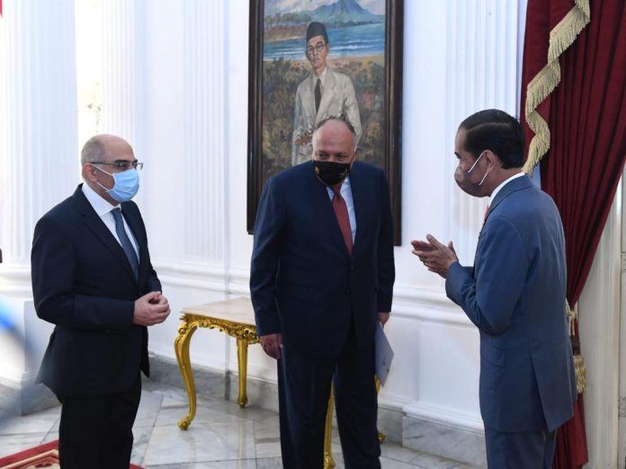 Presiden Jokowi didampingi Seskab Pramono Anung dan Menlu RI Retno Marsudi  menerima kunjungan kehormatan Menlu Mesir Sameh Shoukry di Istana Merdeka, Jakarta, Jumat (18/03/2022). (Foto: BPMI Setpres/Kris)