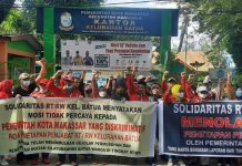 Eks RT-RW Aksi di Kelurahan Batua, Ismmo: Ada PJ yang Sudah Pindah ke Pao Pao Eks RT, RW dan LPM di Kecamatan Manggala, Kota Makassar menggelar aksi unjuk rasa (Unras) di kantor Kelurahan Batua, Kecamatan. Jumat, (18/3).