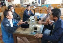 PAKAR Tana Toraja Terbentuk, Pendeta Rianto: Erick Thohir Calon Presiden Kami Ketua dan Pengurus MPW PAKAR Sulsel Dahlan Gege (Kiri) saat berdiskusi bersama Pendeta Emes Pirade bersama pengurus PAKAR Tana Toraja. Jumat, (18/3)