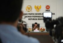 Temukan Indikasi Pelanggaran Fraksi PKS Bakal Hak Angket dan Dorong Pansus Migor Fraksi PKS DPR menggelar konferensi pers menyikapi kelangkaan dan kemahalan harga minyak goreng di tanah air, Jum’at (18/3).