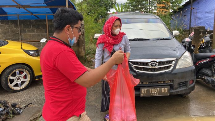 DPC PDI Perjuangan Kutai Timur bersama BAGUNA Kutai Timur melakukan aksi cepat tanggap terhadap para penyintas banjir di Kecamatan Sangatta Utara.