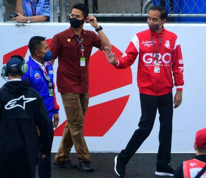 Presiden Joko Widodo atau Jokowi menyaksikan secara langsung MotoGP 2022 yang digelar di Sirkuit Mandalika, Kabupaten Lombok Tengah, Nusa Tenggara Barat, Minggu (20/03/2022) siang.