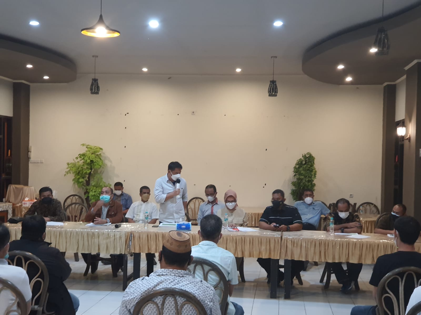 FOTO: Rapat pertemuan Forkompimda dengan warga Desa Bongoime soal tambang batu hitam di wilayah tersebut