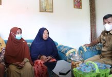 Temui Keluarga Alimuddin, Andi Utta: Di Disdukcapil dan Pihak RS Tidak Ada Masalah Pelayanan Bupati Bulukumba Muchtar Ali Yusuf saat menemui keluarga almarhum Alimuddin di lingkungan Barang, Kelurahan Tanah Jaya, Kecamatan Kajang, Bulukumba, Senin (21/3/2021).