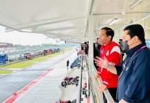 Dari Mandalika, Cendera Mata Bangsa Indonesia Presiden Joko Widodo dan Menteri BUMN Erick Thohir saat memantau persipan lomba MotoGP di Sirkuit Mandalika, NTB. Minggu, (21/3)