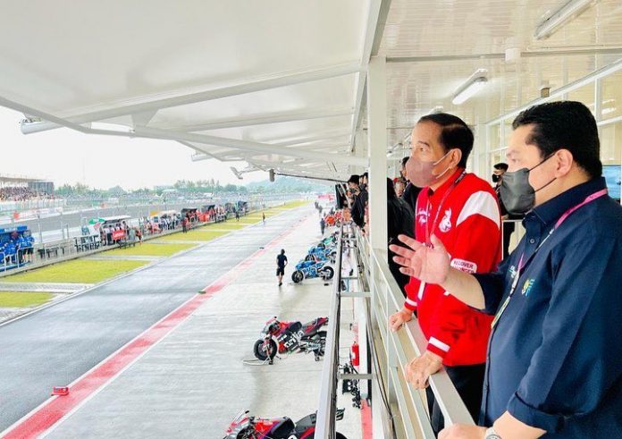 Presiden Joko Widodo dan Menteri BUMN Erick Thohir saat memantau persipan lomba MotoGP di Sirkuit Mandalika, NTB. Minggu, (21/3)