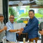 Sekjend DPP LPM RI Serahkan SK, BAK: Segera Bentuk LPM di 24 Kabupaten Kota Sulsel Ketua Harian DPD LPM Provinsi Sulsel, Bachtiar Adnan Kusuma, menerima SK DPD LPM Provinsi Sulsel dari Sekjend DPP LPM RI, Mukhradis Hadi KJ, Selasa 22 Maret 2022 di Restauran CLB Mappaoddang Makassar