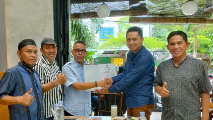 Ketua Harian DPD LPM Provinsi Sulsel, Bachtiar Adnan Kusuma, menerima SK DPD LPM Provinsi Sulsel dari Sekjend DPP LPM RI, Mukhradis Hadi KJ, Selasa 22 Maret 2022 di Restauran CLB Mappaoddang Makassar