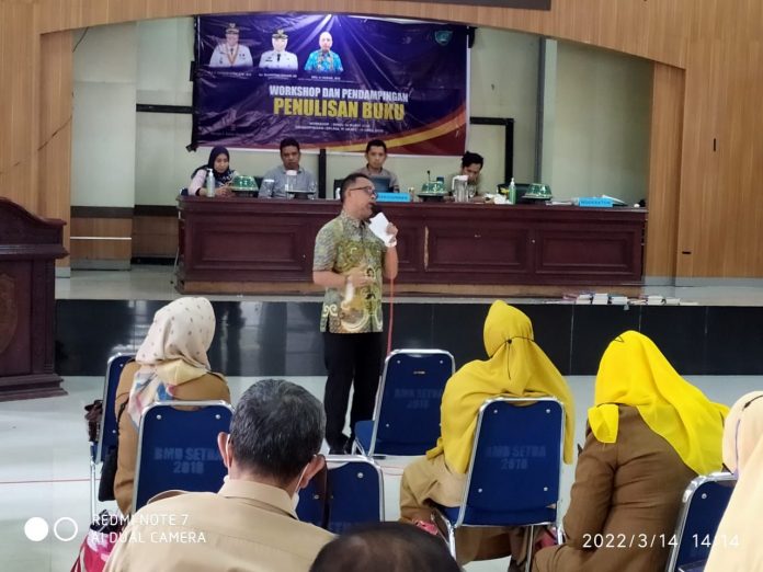 Ketua Harian DPD LPM Provinsi Sulsel, Bachtiar Adnan Kusuma, menerima SK DPD LPM Provinsi Sulsel dari Sekjend DPP LPM RI, Mukhradis Hadi KJ, Selasa 22 Maret 2022 di Restauran CLB Mappaoddang Makassar