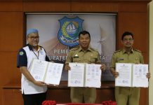 OPD Terima DAK, Andi Utta: Ini Berdampak pada Perputaran Ekonomi Daerah FOTO: Kiri Kepala Kantor Pelayanan Perbendaharaan Negara (KPPN) Bantaeng, Poerfika Agus Bachtiar, Tengah Bupati Muchtar Ali Yusuf dan Wabup Andi Edy Manaf di Kantor Bupati Bulukumba, Selasa 22 Maret 2022.