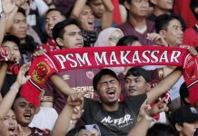 Impian Supporter PSM Kembali Pupus, Tender Pembangunan Stadion Mattoanging Dibatalkan Lagi Suporter PSM Makassar saat pertandingan melawan Persija Jakarta pada laga Piala Indonesia 2019 di SUGBK, Jakarta, Minggu (21/7). Persija menang 1-0 atas PSM. (Bola.com/M Iqbal Ichsan)