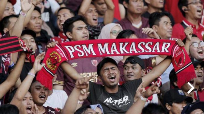 Suporter PSM Makassar saat pertandingan melawan Persija Jakarta pada laga Piala Indonesia 2019 di SUGBK, Jakarta, Minggu (21/7). Persija menang 1-0 atas PSM. (Bola.com/M Iqbal Ichsan)