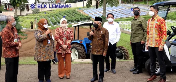 Wapres Ma’ruf Amin saat meninjau Balai Pelatihan Vokasi dan Produktivitas (BPVP) Lembang, Bandung Barat, Rabu (23/03/2022). (Foto: BPMI Setwapres)