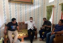 Pantau Pilkades Serentak 2022, Team Subdit Politik Polda Sulsel ke Kabupaten Luwu Kanit Subdit Politik Polda Sulsel, AKP Asdar (Baju Putih) saat menemui salah satu Cakades di kabupaten Luwu. Kamis, (24/3)