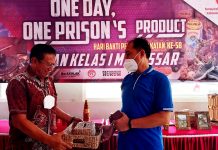 Peringati Hari Bakti Pemasyarakatan, Rutan Makassar Gelar Pameran Kerajinan Tangan Karya Warga Binaan Kepala Rumah Tahanan (Rutan) Kelas 1 Makassar Moch. (Kanan) Muhidin dalam kegiatan pameran kerajinan tangan hasil karya warga binaan Rutan Makassar