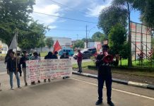 Dibangun Rp9 Milyar lebih, Puskesmas Pattalassang Rusak, Aliansi Mahasiswa Demo di Mapolda Sulsel Gerakan Mahasiswa Bersatu (GMB Sulsel) dan Perhimpunan Pergerakan Mahasiswa (PPM) yang tergabung dalam aliansi mahasiswa anti korupsi (AMAK) melakukan aksi unjuk rasa jilid II di Markas Kepolisian Daerah Sulawesi Selatan (Mapolda Sulsel). Kamis, (24/3)