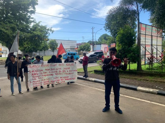 Gerakan Mahasiswa Bersatu (GMB Sulsel) dan Perhimpunan Pergerakan Mahasiswa (PPM) yang tergabung dalam aliansi mahasiswa anti korupsi (AMAK) melakukan aksi unjuk rasa jilid II di Markas Kepolisian Daerah Sulawesi Selatan (Mapolda Sulsel). Kamis, (24/3)