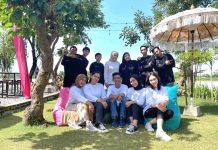 Cafe Ruang Tunggu Jadi Tempat Nongkrong Baru di Kota Makassar Warga kota Makassar saat menikmati suasana baru di Cafe Ruang Tunggu yang berlokasi di Jalan Danau Tanjung Bunga, Kecamatan Tamalate, Makassar.