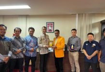 Kunjungi UNM, UNTIDAR Diskusi Soal Kemahasiswaan dan Alumni Wakil Rektor bidang Kemahasiswaan dan Alumni (WR 3) UNM Prof Sukardi Weda saat menerima Ketua rombongan Universitas Tidar (UNTIDAR) Jawa Tangah bertandang ke Universitas Negeri Makassar (UNM) siang tadi di ruang rapat Gedung Pinisi lantai 6. Selasa, (22/2/2022).