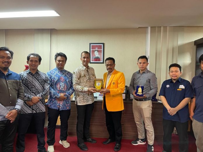 Wakil Rektor bidang Kemahasiswaan dan Alumni (WR 3) UNM Prof Sukardi Weda saat menerima Ketua rombongan Universitas Tidar (UNTIDAR) Jawa Tangah bertandang ke Universitas Negeri Makassar (UNM) siang tadi di ruang rapat Gedung Pinisi lantai 6. Selasa, (22/2/2022).