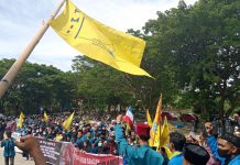 Bupati Wajo Gelar Tabligh Akbar, Kader PMII Tolak Kehadiran Ustaz Firanda Sejumlah kader PC PMII Wajo menggelar aksi penolakan kehadiran penceramah Dr. Firanda Andirja.
