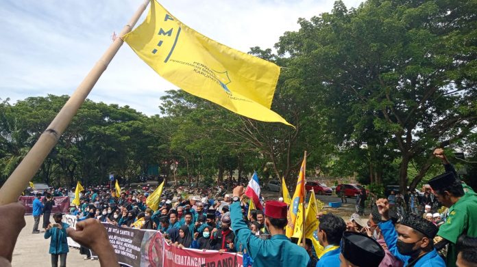 Sejumlah kader PC PMII Wajo menggelar aksi penolakan kehadiran penceramah Dr. Firanda Andirja.