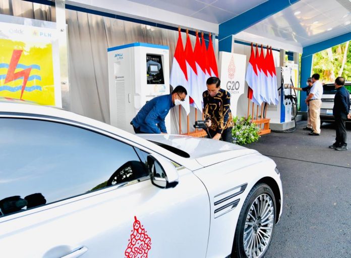 Presiden Jokowi meresmikan peluncuran SPKLU) Ultra Fast Charging pertama di Indonesia, yang digelar di Central Parkir ITDC Nusa Dua, Kabupaten Badung, Provinsi Bali, pada Jumat (25/03/2022). (Foto: Laily Rachev)