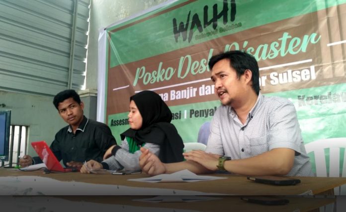 FOTO: Paling Kanan Direktur Eksekutif Walhi Sulsel, Muhammad Al Amin. [Properti Walhi Sulse]