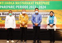 Taufan Pawe Lantik IKM Pare Periode 2022 – 2024 FOTO: Wali kota Parepare Dr. Taufan Pawe, Irjen Pol (P) Drs. Mas Guntur Laupe, S.H., (Tengah) diapit oleh Drs. M. Khudry Arsyad Sekertaris Jenderal dan Ratna Sari Dewi Pengurus IKM PARE. Sabtu, (26/3)
