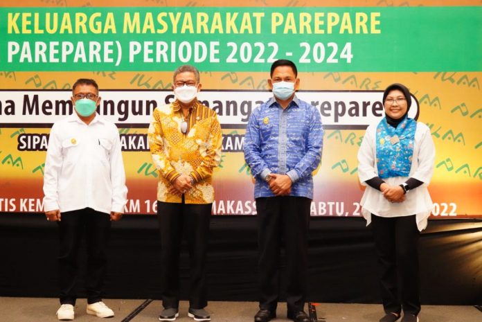 FOTO: Wali kota Parepare Dr. Taufan Pawe, Irjen Pol (P) Drs. Mas Guntur Laupe, S.H., (Tengah) diapit oleh Drs. M. Khudry Arsyad Sekertaris Jenderal dan Ratna Sari Dewi Pengurus IKM PARE. Sabtu, (26/3)