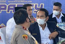 Karang Taruna Sulsel Gelar Vaksinasi COVID-19, Harmansyah: Warga Sangat Antusias Ketua Karang Taruna Harmansyah saat berdiskusi bersama Wakapolda Sulsel Brigadir Jenderal Pol. Chuzaini Patoppoi saat pelaksanaan vaksinasi COVID-19 di Tribun Lapangan Karebosi. Sabtu, (26/3)