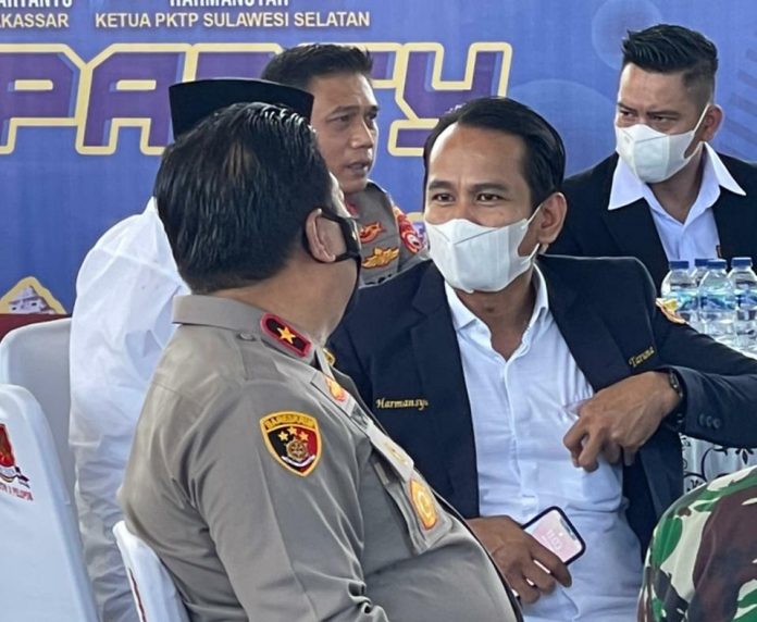 Ketua Karang Taruna Harmansyah saat berdiskusi bersama Wakapolda Sulsel Brigadir Jenderal Pol. Chuzaini Patoppoi saat pelaksanaan vaksinasi COVID-19 di Tribun Lapangan Karebosi. Sabtu, (26/3)