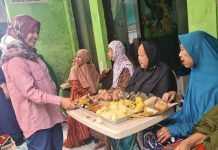Romantisnya DPPPA Makassar Bareng Lansia Nikmati Menu di Festival Rebus FOTO: Dinas Pemberdayaan Perempuan dan Perlindungan Anak (DPPPA) Kota Makassar, bersama sejumlah kelompok lansia usia lanjut di Kecamatan Ujung Tana menikmati menu di hari festival rebus, Minggu (27/3/2022).