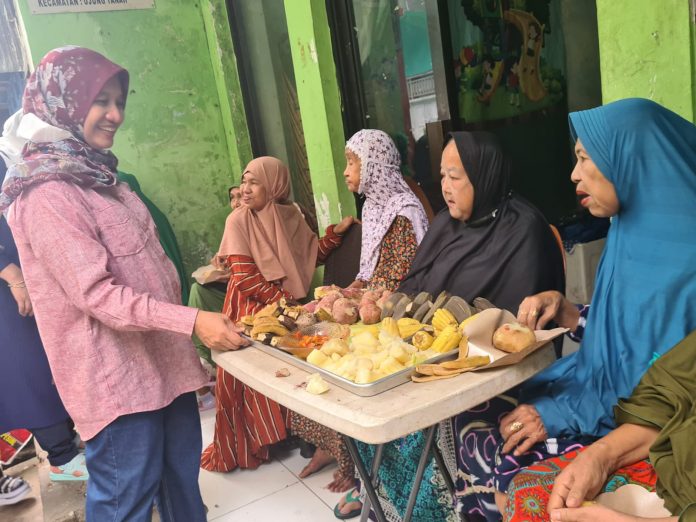 FOTO: Dinas Pemberdayaan Perempuan dan Perlindungan Anak (DPPPA) Kota Makassar, bersama sejumlah kelompok lansia usia lanjut di Kecamatan Ujung Tana menikmati menu di hari festival rebus, Minggu (27/3/2022).