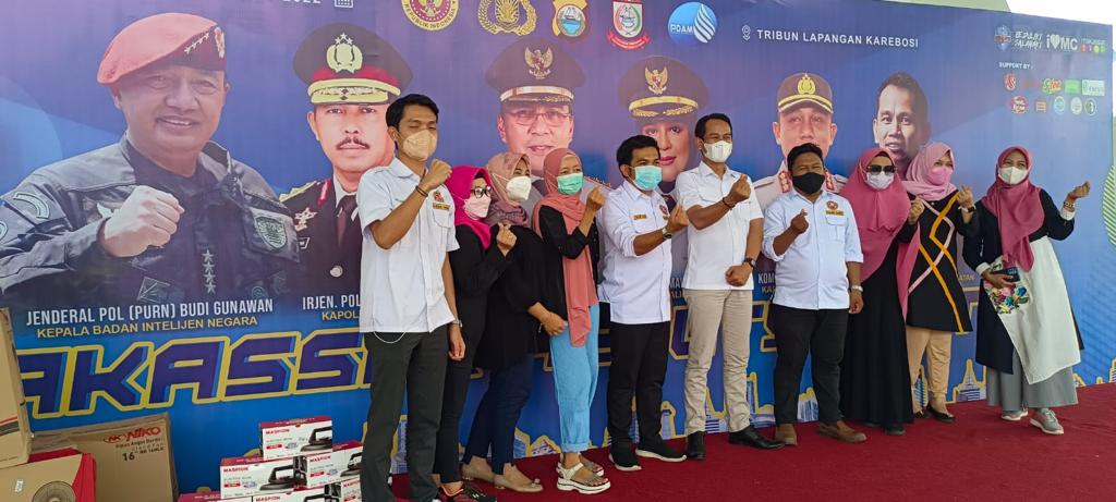 FOTO: Ketua Karang Taruna Sulsel Harmansyah bersama Pengurus dan Warga usai sukses kegiatan vaksinasi COVID-19 di tribun lapangan karebosi kota Makassar. Minggu, (27/3)