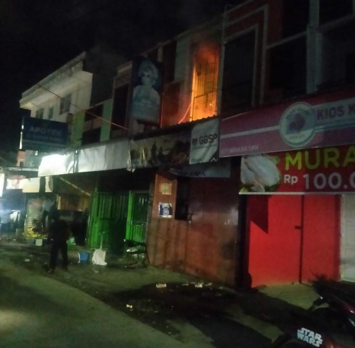 1 unit Ruko yang berada tepat samping RS Bahagia BTN Minasa Upa mengalami kebakar. Minggu, (27/3)