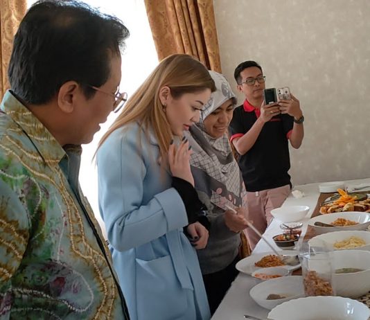 Dubes Fadjroel Menjamu Dayana untuk Jelaskan Kekayaan Budaya Indonesia