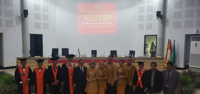 FOTO: Wali Kota Gorontalo, Sulawesi Utara, H. Marthen A. Taha, SE, M.Ec.Dev meraih gelar Doktor Antropologi dalam Sidang Terbuka Promosi Doktor pada, Senin (28/3/2022) di Fakultas Ilmu Sosial dan Politik Universitas Hasanuddin