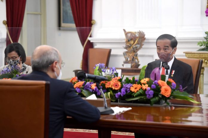 Presiden RI Joko Widodo (Jokowi) menerima kunjungan Presiden Islamic Development Bank (IsDB), Mohammed Al Jasser, bersama delegasi di Istana Merdeka, Jakarta, Senin (28/03/2022).