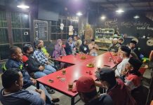 Pejabat RW Ramah Tamah di Manggala FOTO: Ramahthama di Wakop Manggala milik Sabirin, PJ Ketua RT 01 RW 05, Selasa malam (29/03) dihadiri Lurah, Ketua LPM Andi Pasamangi Wawo, Babinmas Aipda Faisal, SH dan Babinsa.Serma Abd Rahman.