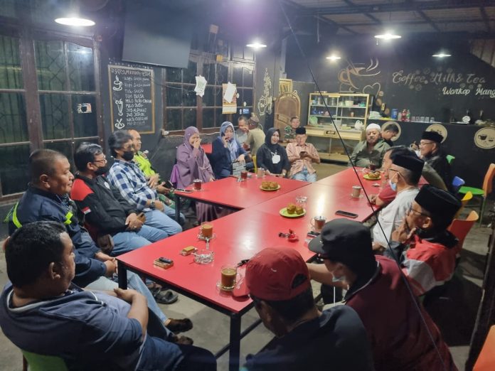 FOTO: Ramahthama di Wakop Manggala milik Sabirin, PJ Ketua RT 01 RW 05, Selasa malam (29/03) dihadiri Lurah, Ketua LPM Andi Pasamangi Wawo, Babinmas Aipda Faisal, SH dan Babinsa.Serma Abd Rahman.