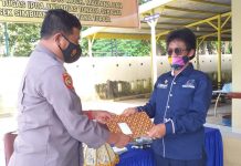 Ketua FKLPM Serahkan Hibah Ruang Reskrim Polsek Manggala FOTO: Ketua Forum Komunikasi Lembaga Pemberdayaan Masyakat (FK-LPM) Kecamatan Manggala Makassar Andi Pasamangi Wawo, selaku Ketua Panitia Pembangunan menyerahkan ruang baru Unit Reskrim Polsek Magggala kepada Kapolsek Manggala. Kamis pagi (31/3)