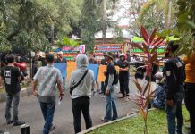 Aliansi Pemuda Satu Desak BPK Audit Dugaan Mark Up Makan Minum Tamu VIP Ketua DPRD Makassar FOTO: Aliansi Pemuda Satu yang dipimpin oleh Budiman, saat menggelar aksi di area parkir kantor DPRD kota Makassar. Kamis, (31/3)