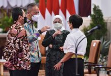 Hoore, Pemerintah Beri Bantuan Subsidi Gaji-Upah Kepada Buruh dan Pekerja FOTO: Menaker Ida Fauziyah, Menperin Agus Gumiwang Kartasasmita, Menteri KP Sakti Wahyu Trenggono, dan Menlu Retno Marsudi berbincang sebelum Sidang Kabinet Paripurna, Selasa (05/04/2022), di Istana Negara, Jakarta. (Foto: Humas Setkab/Agung)