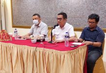 Pengurus Pusat KKT Jeneponto Gelar Rapat Pengurus, Lahirkan 5 Poin Penting FOTO: Kiri Ketua Umum Pengurus Pusat Kerukunan Keluarga Turatea (PP KKT), Dr. H. Alimuddin, SH.,MH.,M.Kn, Tengah Sekretaris Jendral H. Rachmat Noer, SE.,MM, dan paling Kiri Moderator Acara Dr. Attock Suharto, S.Sos.,M.Si. Kamis, (31/3)