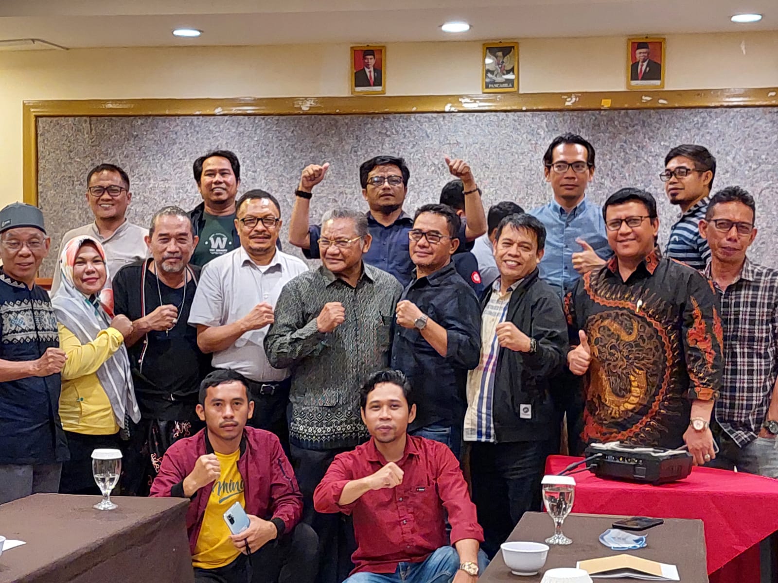 FOTO: Pengurus Pusat Kerukunan Keluarga Turatea (PP KKT) Jeneponto usai menggelar rapat pengurus di hotel Jolin Jl. Pengayoman, Kota Makassar. Kamis, (31/3)